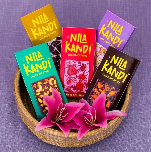 cokelat dengan pita untuk hadiah